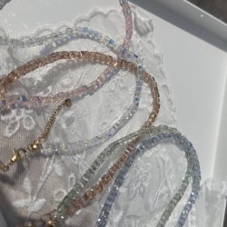 Halsk�de Carla, med glitrende perler
