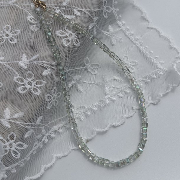 Halsk�de Carla, med glitrende perler