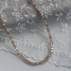 Halsk�de Carla, med glitrende perler