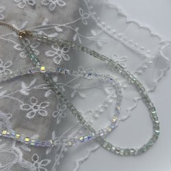 Halsk�de Carla, med glitrende perler