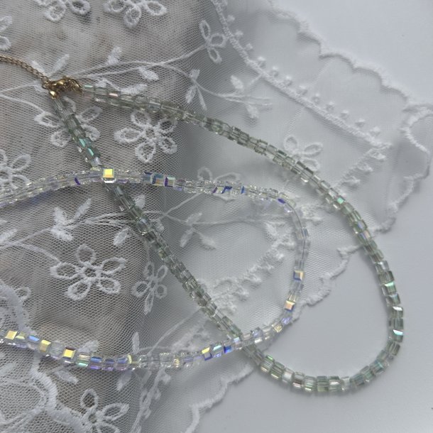 Halsk�de Carla, med glitrende perler