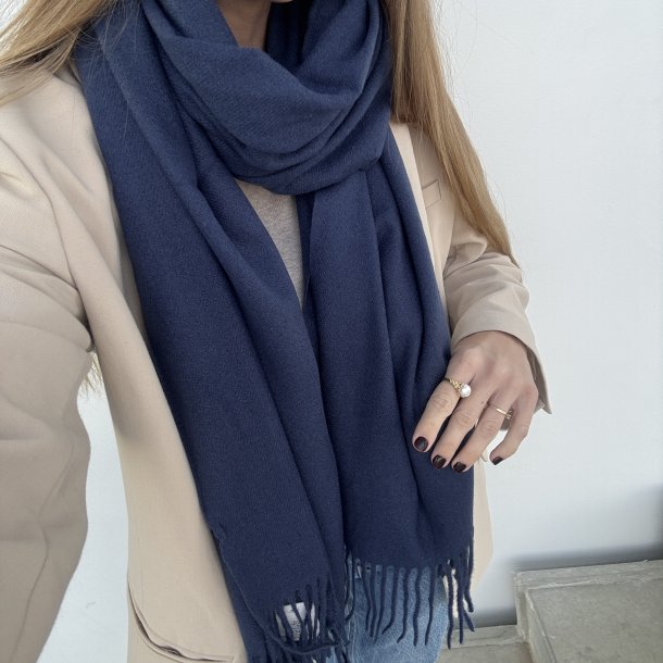 Halst�rkl�de ensfarvet viskose/uld miks