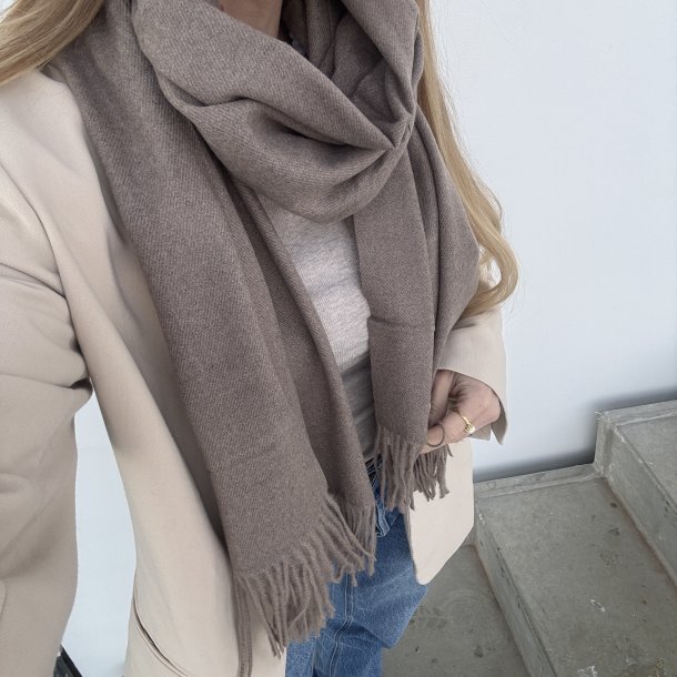 Halst�rkl�de ensfarvet viskose/uld miks