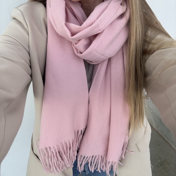 Halst�rkl�de ensfarvet viskose/uld miks