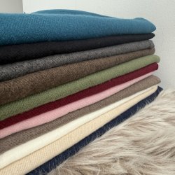 Halst�rkl�de ensfarvet viskose/uld miks