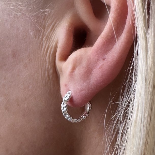 Hoops LOTS OF FLOWERS 15 mm Sterling Slv