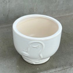 Urtepotte skjuler ansigt