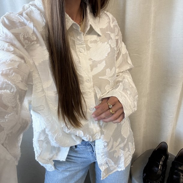 Helena, let skjorte med broderet detaljer