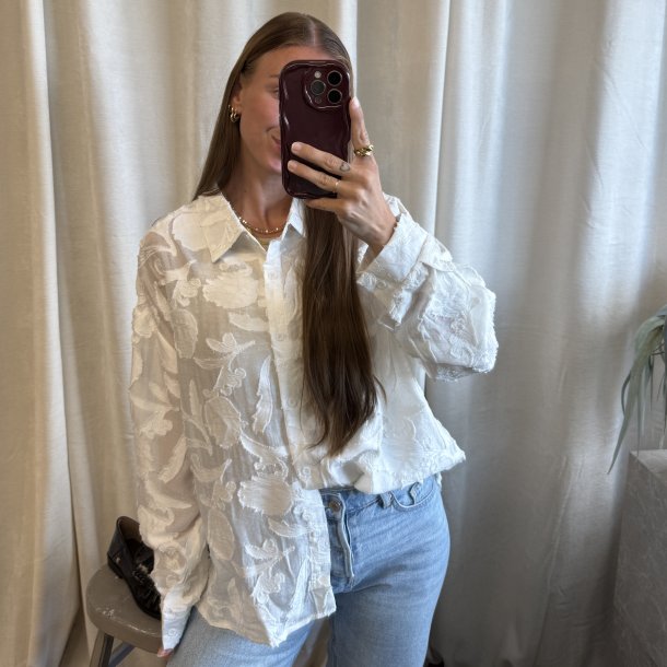 Helena, let skjorte med broderet detaljer