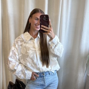 Helena, let skjorte med broderet detaljer