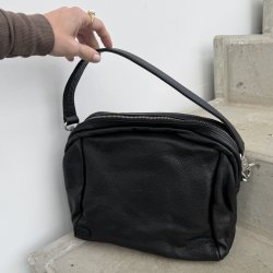 Judith crossbody sort Skind