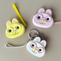 Brne pung kanin med briller