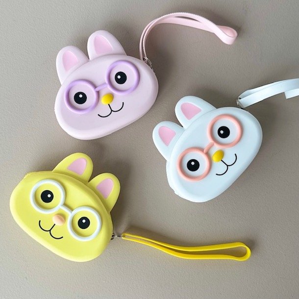 Brne pung kanin med briller