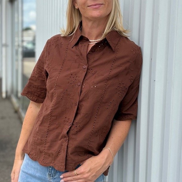 Kortrmet skjorte med broderi CHOKO str. S-L
