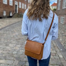 Crossbody med klap Brienno Kernelder