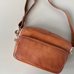 Crossbody med frontlomme retro cognac skind