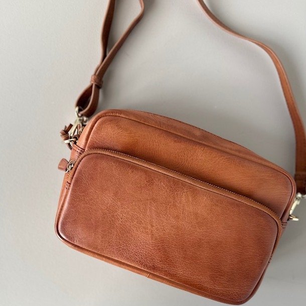 Crossbody med frontlomme retro cognac skind