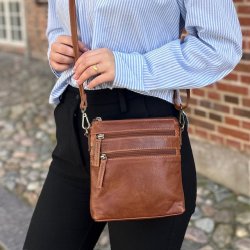 Crossbody lille Cow skind raw Cognac