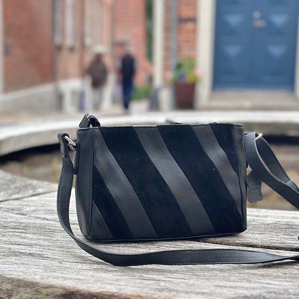 Taske nr 33 sort skind/ruskind