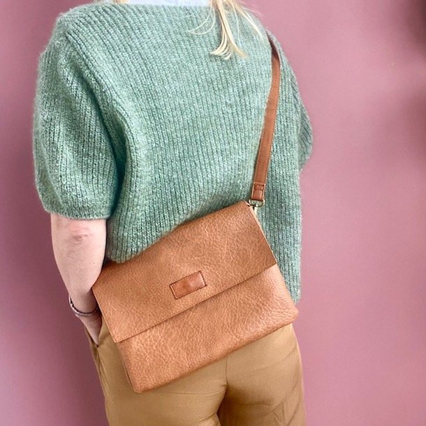 Taske med klap cognac