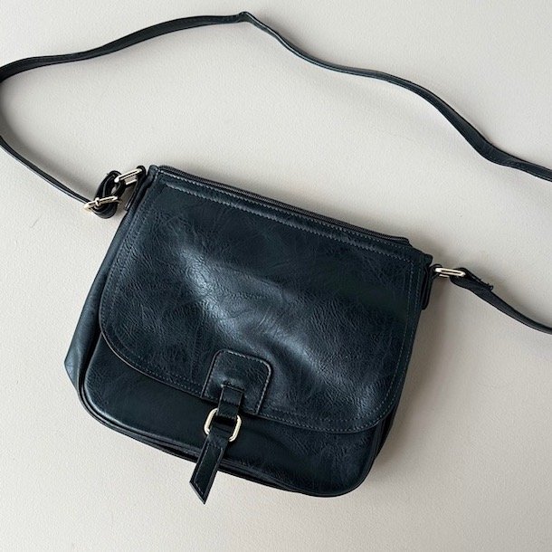 Crossbody city post