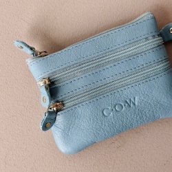 Classic Cow pung med 4 rum - skind lysebl