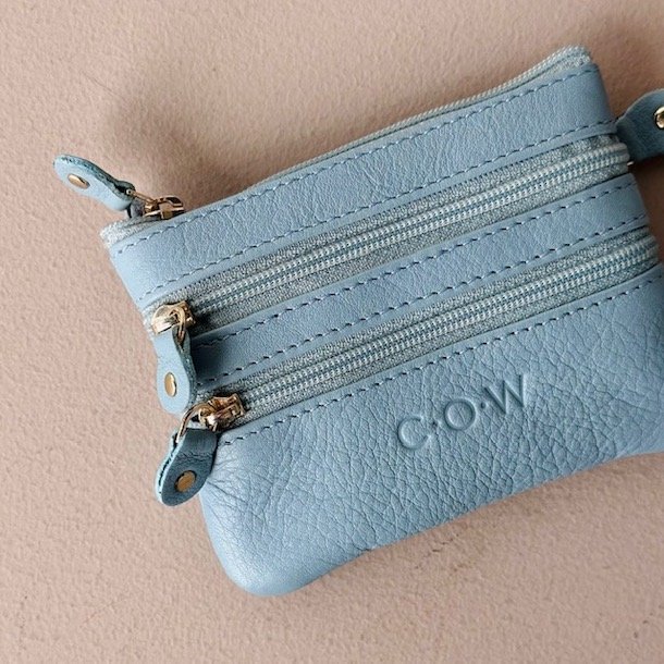 Classic Cow pung med 4 rum - skind lysebl