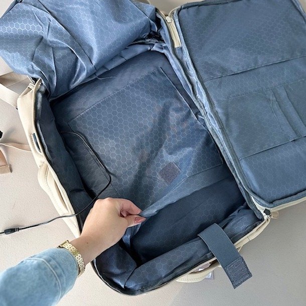 Rejse rygsk med computer rum