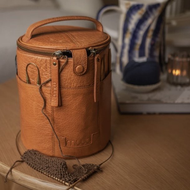 Strikketaske /toilettaske Saturn lder cognac