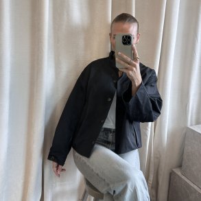 Kort Emma jakke med elegant snit 
