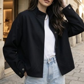 Kort Emma jakke med elegant snit 