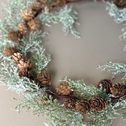 Krans  med kogler og sne dia: 40 cm