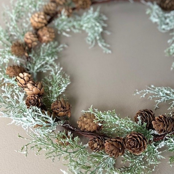 Krans  med kogler og sne dia: 40 cm