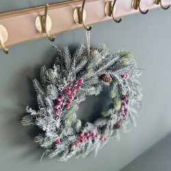 Krans med rde br og sne D 45 cm