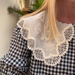 Skjorte i tern med blondekrave