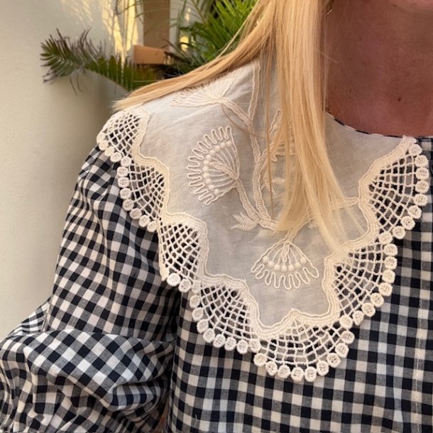 Skjorte i tern med blondekrave