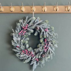 Krans med rde br og sne D 45 cm