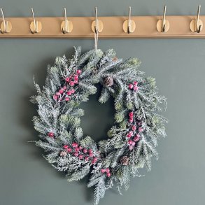 Krans med rde br og sne D 45 cm