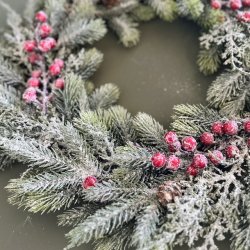 Krans med rde br og sne D 45 cm