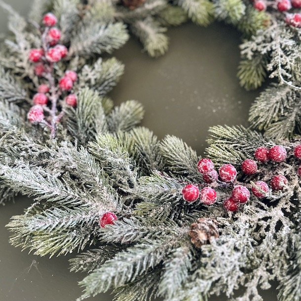 Krans med rde br og sne D 45 cm