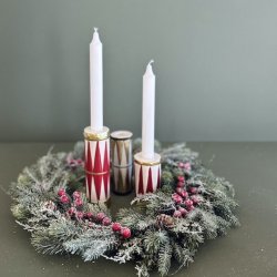 Krans med rde br og sne D 45 cm