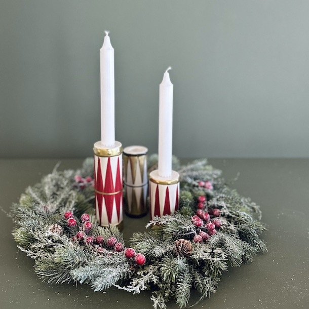 Krans med rde br og sne D 45 cm