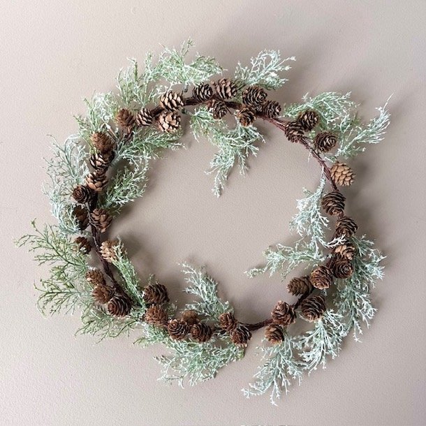 Krans  med kogler og sne dia: 40 cm