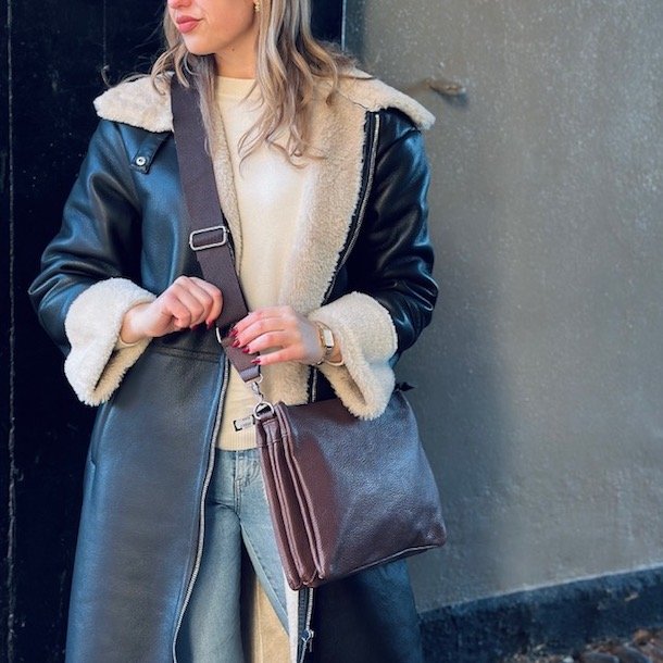 Crossbody med kanvas rem og mange rum