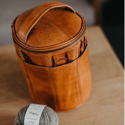 Strikketaske /toilettaske Saturn lder cognac