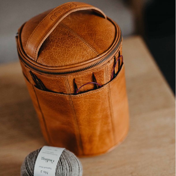 Strikketaske /toilettaske Saturn lder cognac