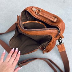 Emery Crossbody washed skind