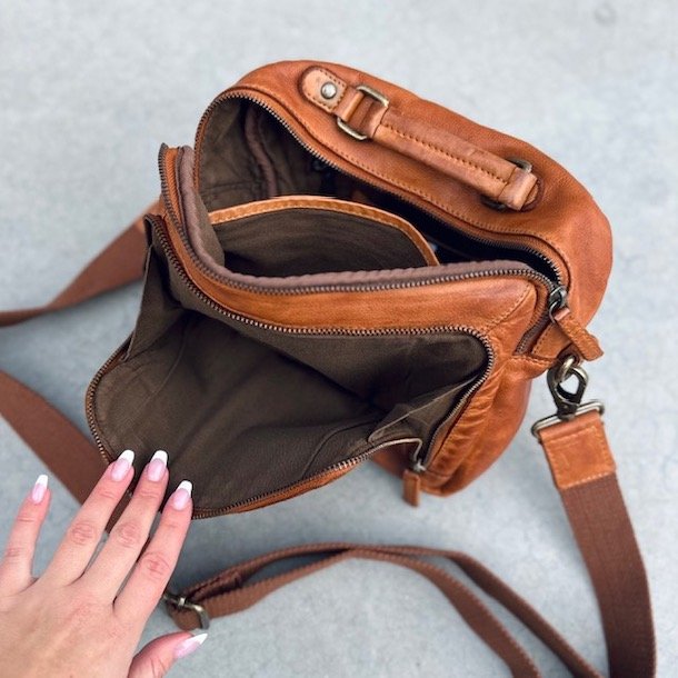 Emery Crossbody washed skind