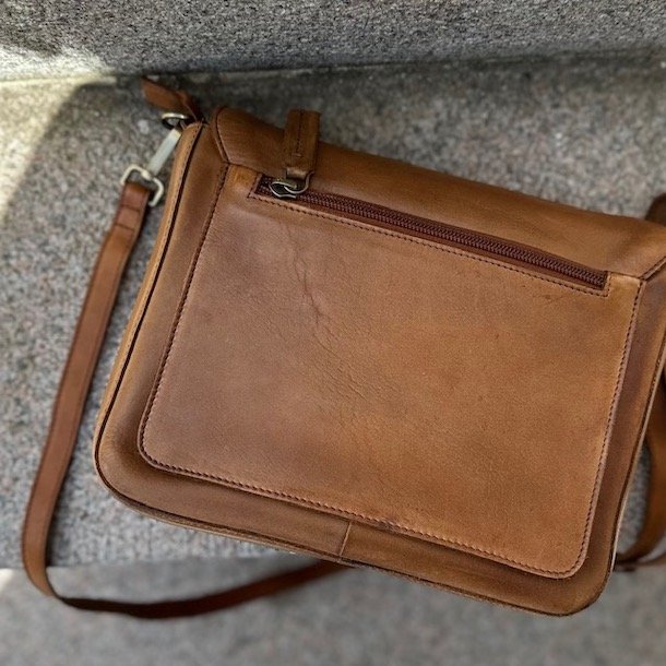 Crossbody med klap Brienno Kernelder