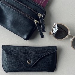 Brilleetui cow  sort Skind